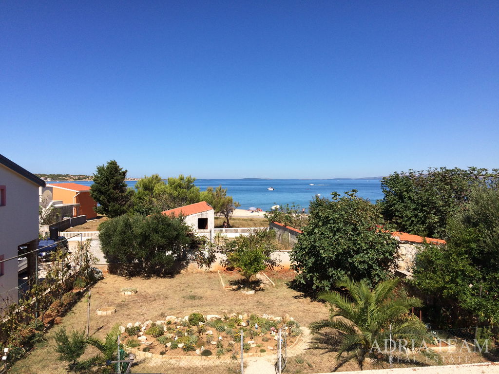 APARTMANSKA KUĆA S GARAŽOM I UREĐENIM DVORIŠTEM, DRUGI RED OD MORA - VIR, ZADAR