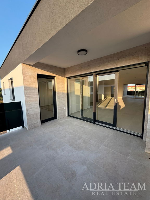 PENTHOUSE U BLIZINI PLAŽE, ZGRADA 2. NOVOGRADNJA, 150m OD MORA - PRIVLAKA