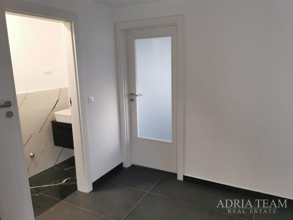 ČETVEROSOBAN STAN S KROVNOM TERASOM I BAZENOM, NOVOGRADNJA - BELAFUŽA, ZADAR