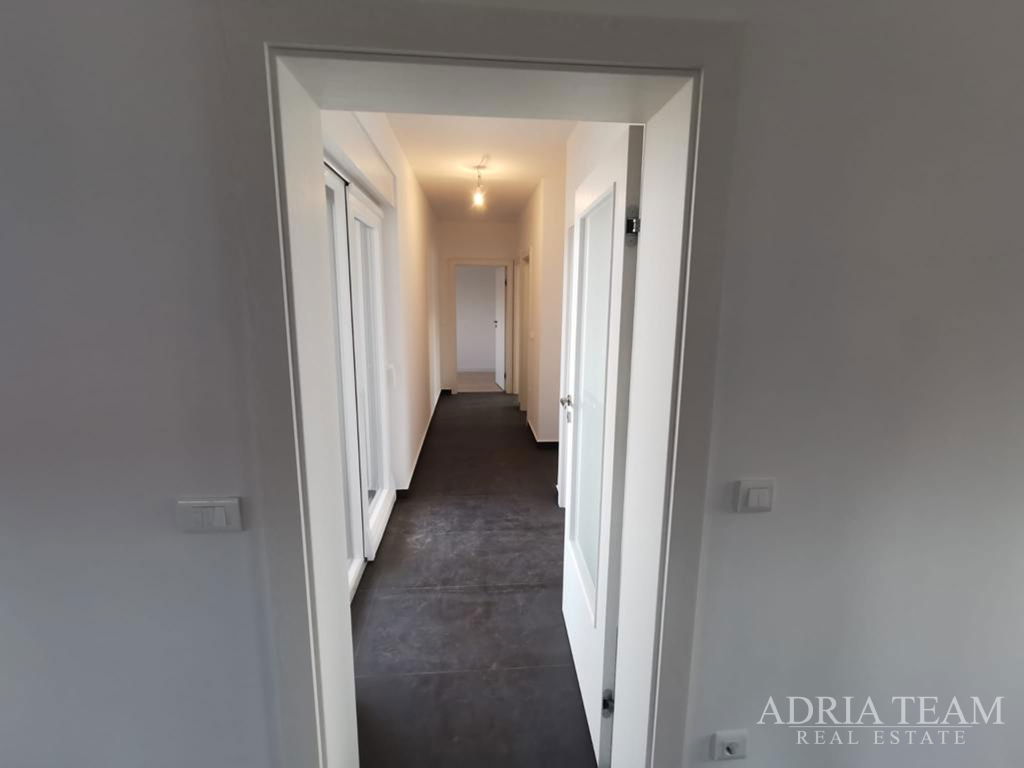 ČETVEROSOBAN STAN S KROVNOM TERASOM I BAZENOM, NOVOGRADNJA - BELAFUŽA, ZADAR