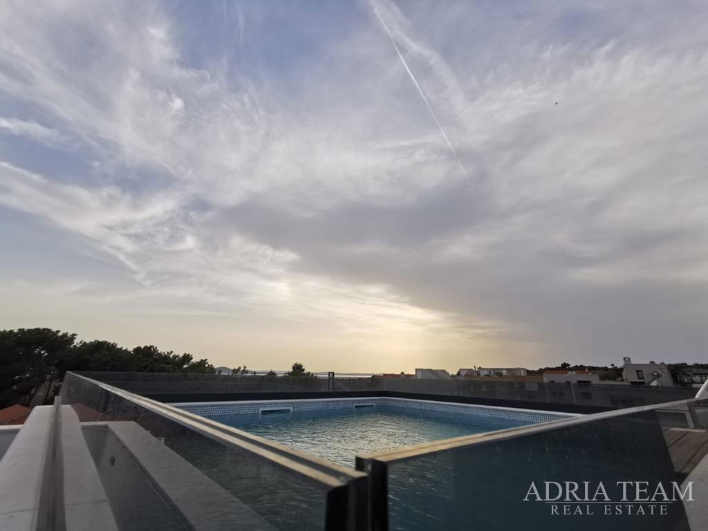 ČETVEROSOBAN STAN S KROVNOM TERASOM I BAZENOM, NOVOGRADNJA - BELAFUŽA, ZADAR