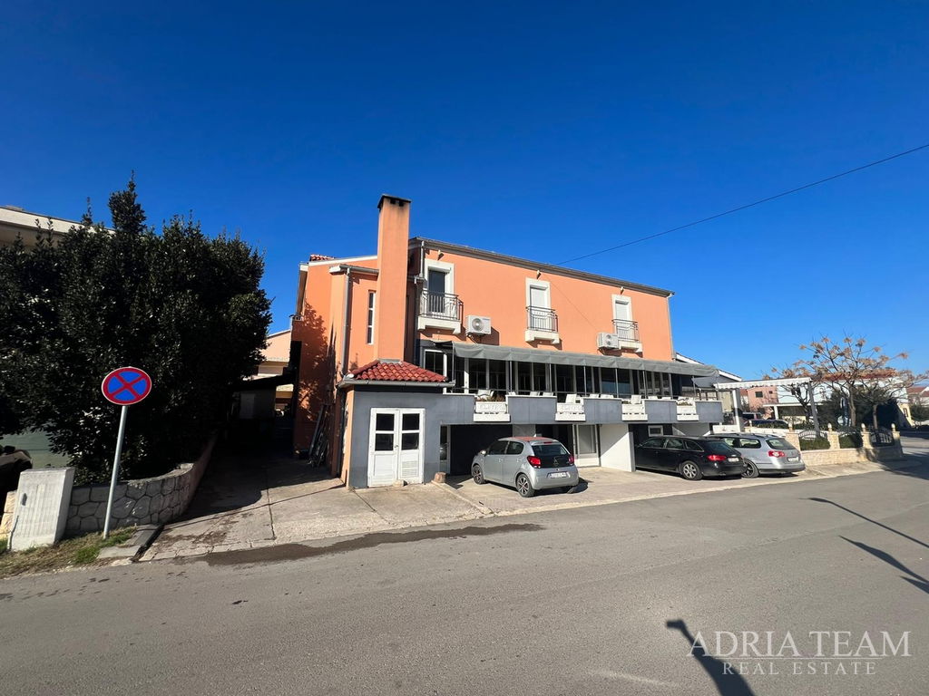 RENOVIRANA KUĆA S POSLOVNIM PROSTOROM (RESTORAN I PEKARA) - NIN