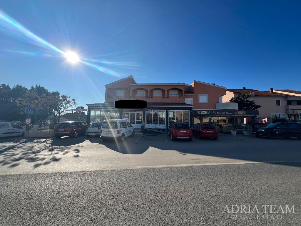 RENOVIRANA KUĆA S POSLOVNIM PROSTOROM (RESTORAN I PEKARA) - NIN