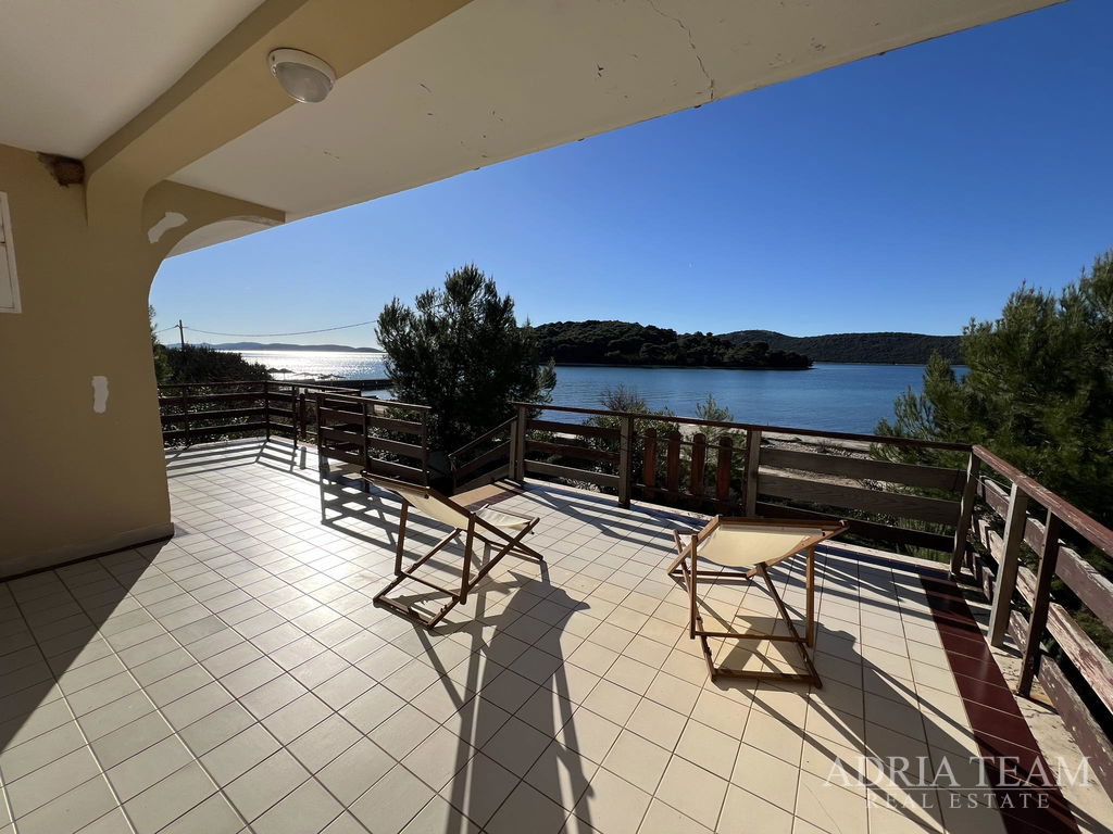 KUĆA S GARAŽOM I POGLEDOM NA MORE, PRVI RED DO MORA - BRGULJE, MOLAT