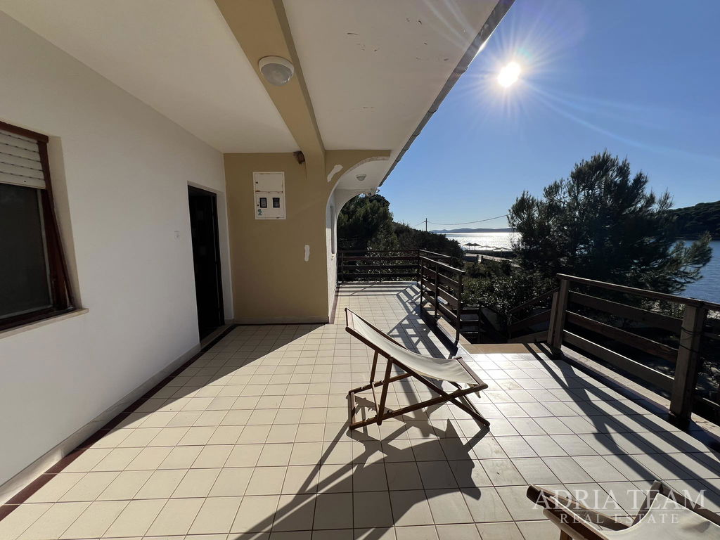 KUĆA S GARAŽOM I POGLEDOM NA MORE, PRVI RED DO MORA - BRGULJE, MOLAT