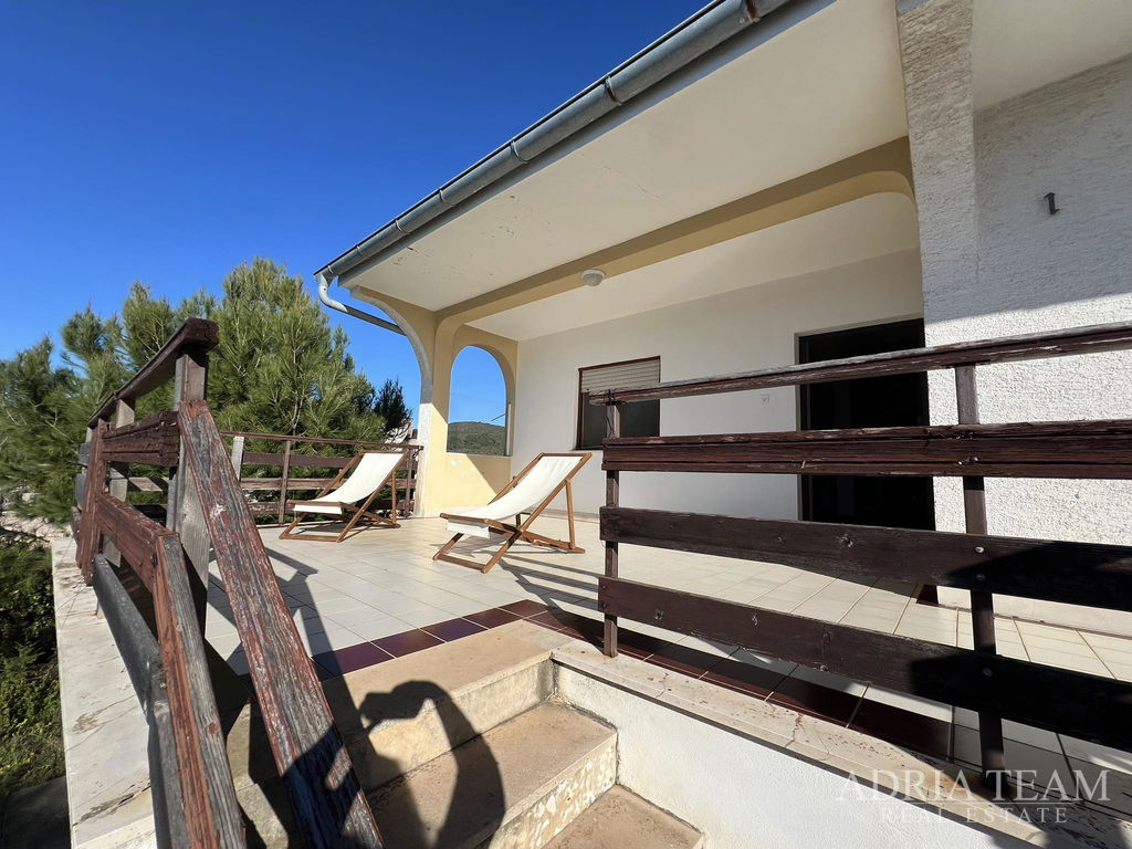 KUĆA S GARAŽOM I POGLEDOM NA MORE, PRVI RED DO MORA - BRGULJE, MOLAT