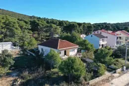 KUĆA S GARAŽOM I POGLEDOM NA MORE, PRVI RED DO MORA - BRGULJE, MOLAT nekretnina za prodaju