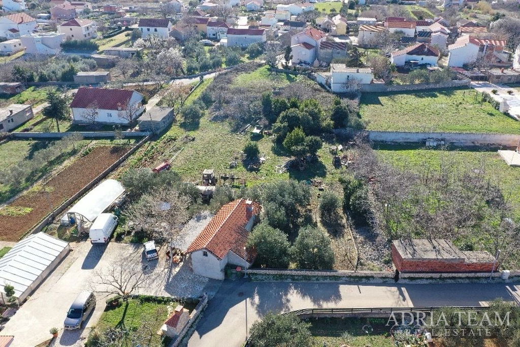 GRAĐEVINSKO ZEMLJIŠTE 1711m2 - VRSI