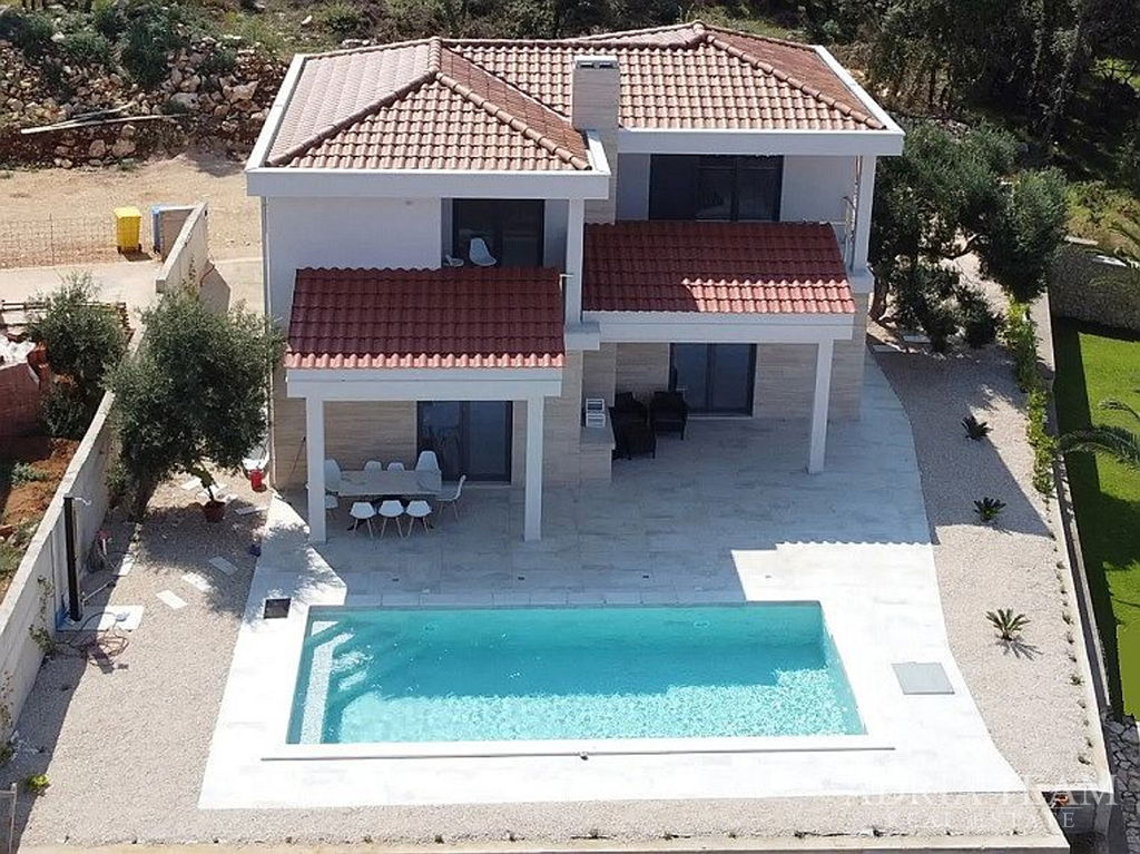 NOVOIZGRAĐENA VILA UDALJENA SAMO 40m OD MORA - JAKIŠNICA, PAG