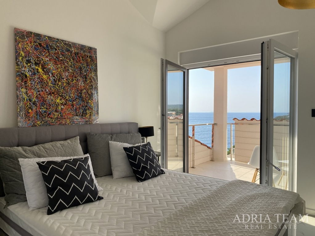 NOVOIZGRAĐENA VILA UDALJENA SAMO 40m OD MORA - JAKIŠNICA, PAG