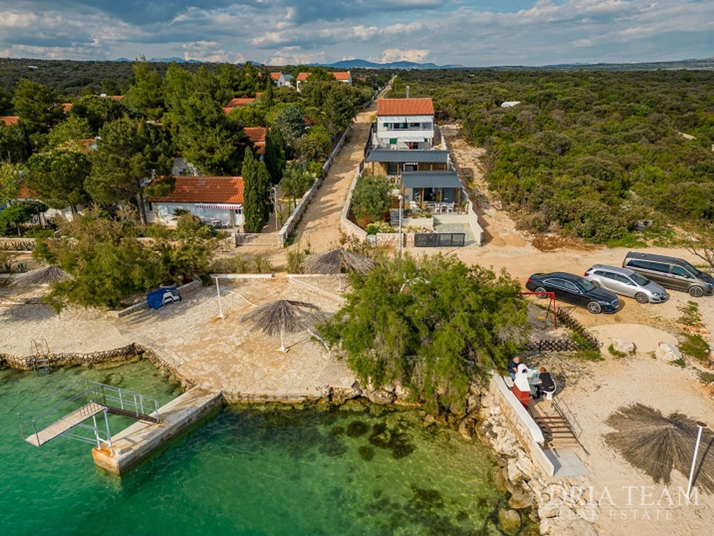 KUĆA + 2 MOBILNE KUĆICE, PRVI RED DO MORA - MANDRE, PAG