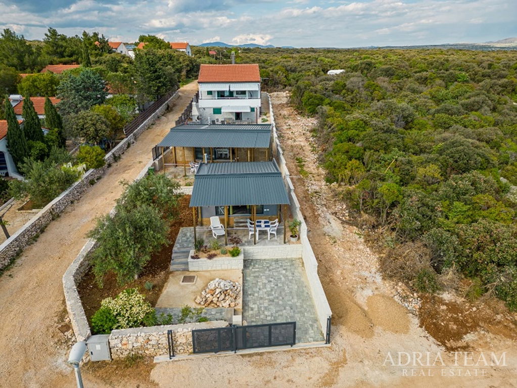 KUĆA + 2 MOBILNE KUĆICE, PRVI RED DO MORA - MANDRE, PAG