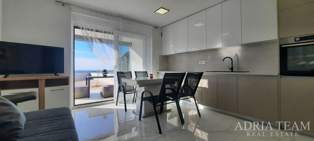 APARTMAN U NOVOGRADNJI, POGLED NA MORE, VRT 240 m2 - POVLJANA, PAG