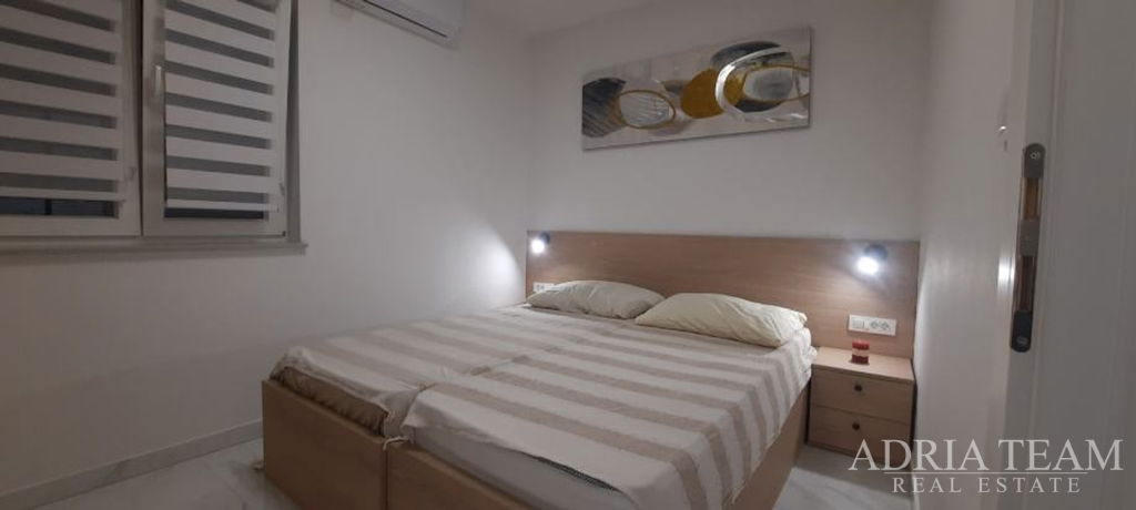 APARTMAN U NOVOGRADNJI, POGLED NA MORE, VRT 240 m2 - POVLJANA, PAG