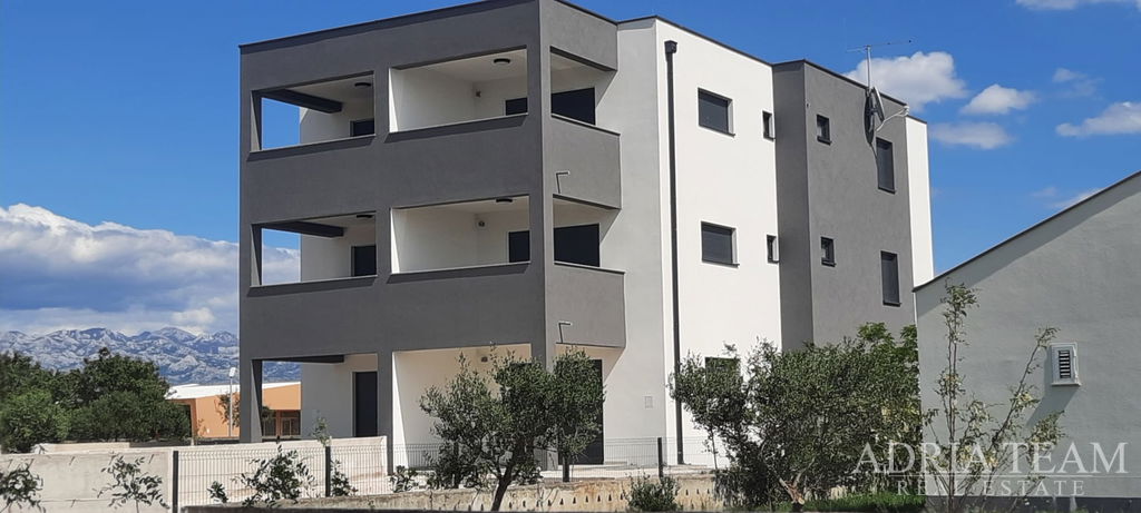 APARTMAN U NOVOGRADNJI, POGLED NA MORE, VRT 240 m2 - POVLJANA, PAG