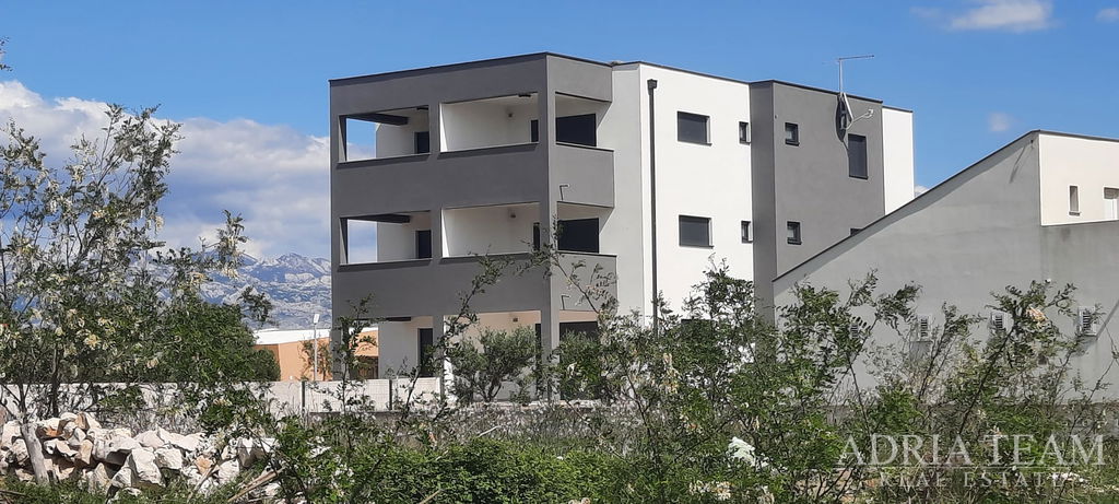 APARTMAN U NOVOGRADNJI, POGLED NA MORE, VRT 240 m2 - POVLJANA, PAG