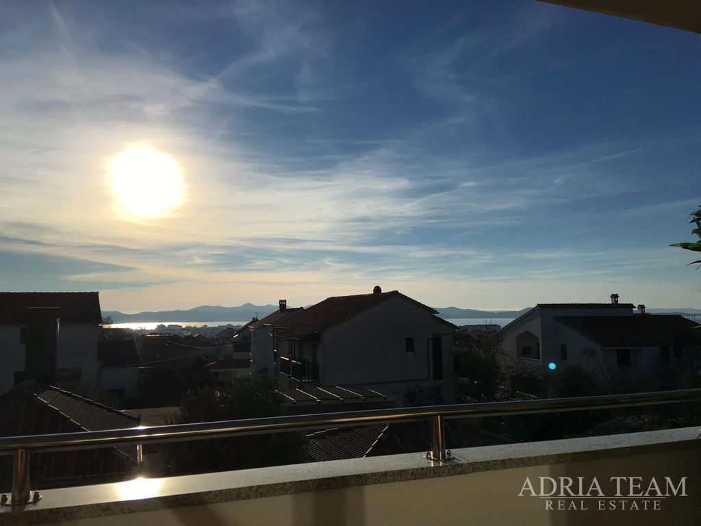 TROSOBNI STAN U BLIZINI SVIH SADRŽAJA ZA ŽIVOT - PLOVANIJA, ZADAR