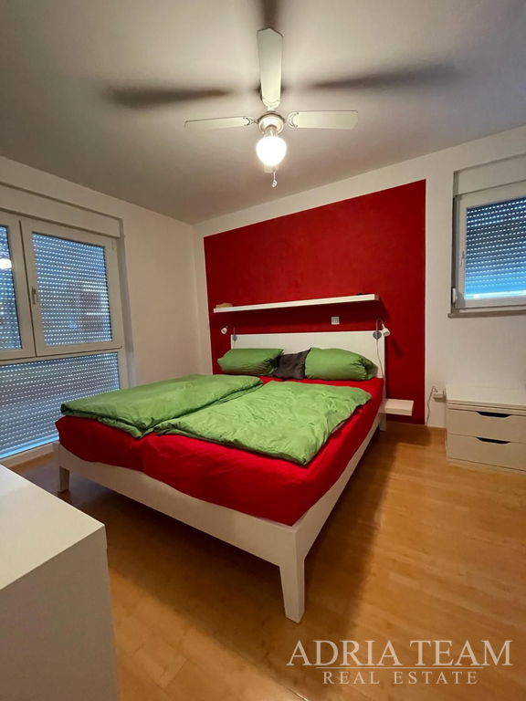 TROSOBNI STAN U BLIZINI SVIH SADRŽAJA ZA ŽIVOT - PLOVANIJA, ZADAR