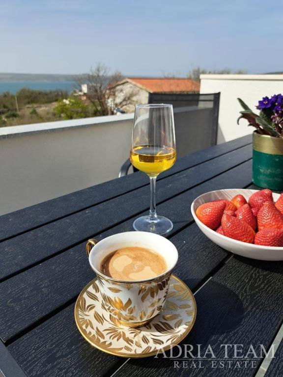 TROSOBNI APARTMAN S POGLEDOM NA MORE - MASLENICA