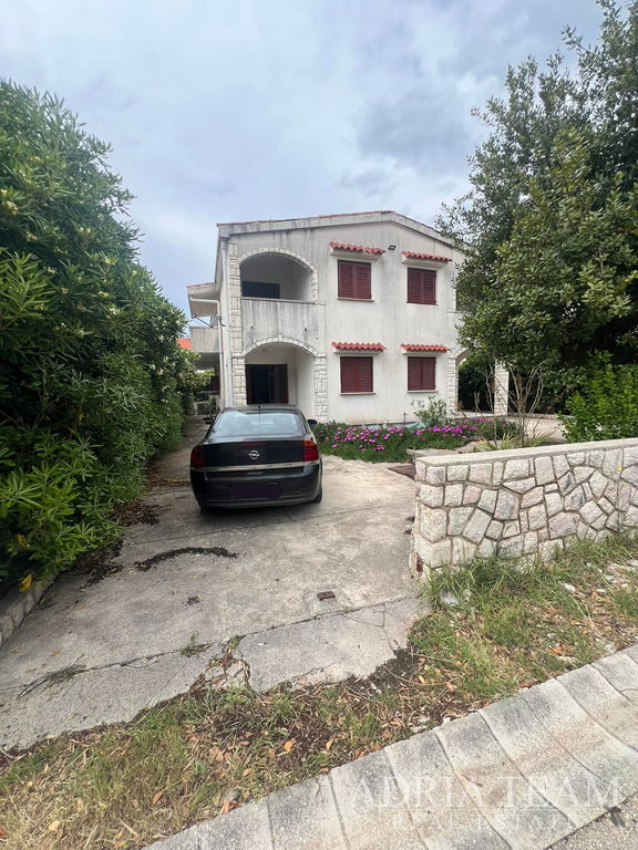 POLOVICA KUĆE S TRI APARTMANA, IZVRSNA POZICIJA, 140 m OD PLAŽE - POVLJANA, PAG