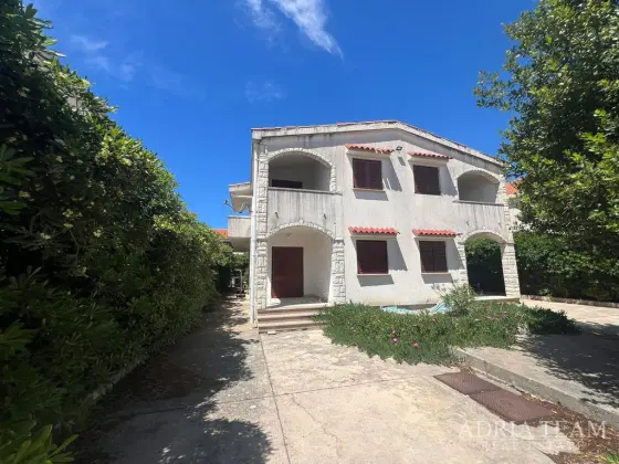 POLOVICA KUĆE S TRI APARTMANA, IZVRSNA POZICIJA, 140 m OD PLAŽE - POVLJANA, PAG nekretnina za prodaju