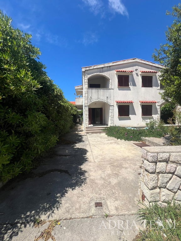 POLOVICA KUĆE S TRI APARTMANA, IZVRSNA POZICIJA, 140 m OD PLAŽE - POVLJANA, PAG