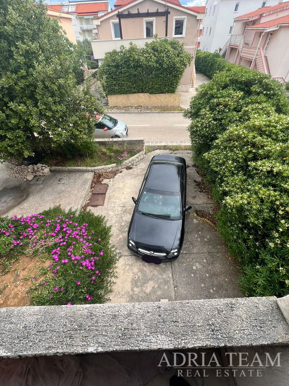 POLOVICA KUĆE S TRI APARTMANA, IZVRSNA POZICIJA, 140 m OD PLAŽE - POVLJANA, PAG