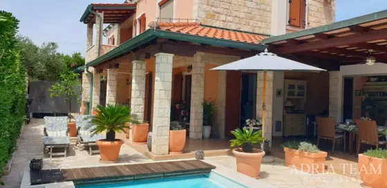 OBITELJSKA VILA, 250 m OD MORA I CENTRA MJESTA - NOVALJA, PAG nekretnina za prodaju