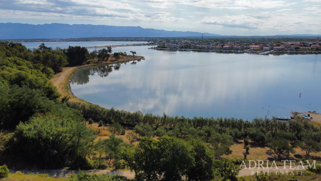 GRAĐEVINSKO ZEMLJIŠTE PRVI RED DO MORA S PROJEKTOM ZA VILU, TOP POZICIJA - NIN, ZATON