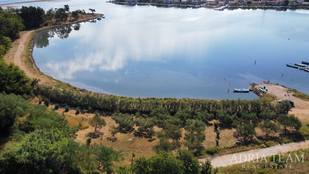 GRAĐEVINSKO ZEMLJIŠTE PRVI RED DO MORA S PROJEKTOM ZA VILU, TOP POZICIJA - NIN, ZATON