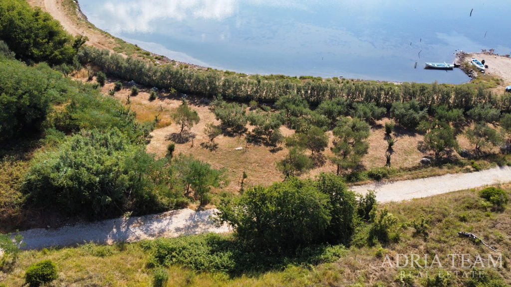 GRAĐEVINSKO ZEMLJIŠTE PRVI RED DO MORA S PROJEKTOM ZA VILU, TOP POZICIJA - NIN, ZATON