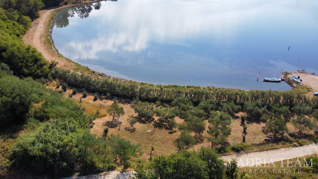 GRAĐEVINSKO ZEMLJIŠTE PRVI RED DO MORA S PROJEKTOM ZA VILU, TOP POZICIJA - NIN, ZATON