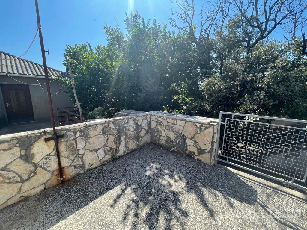 KUĆA UDALJENA 650 m OD MORA, CENTAR - POVLJANA, PAG