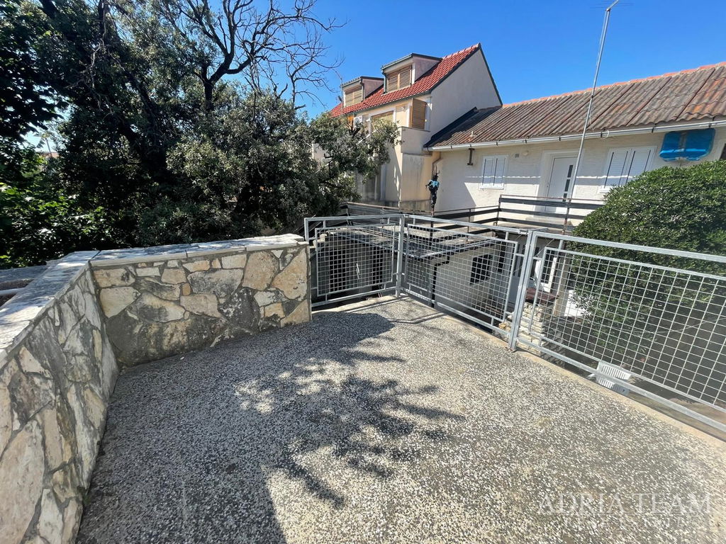 KUĆA UDALJENA 650 m OD MORA, CENTAR - POVLJANA, PAG