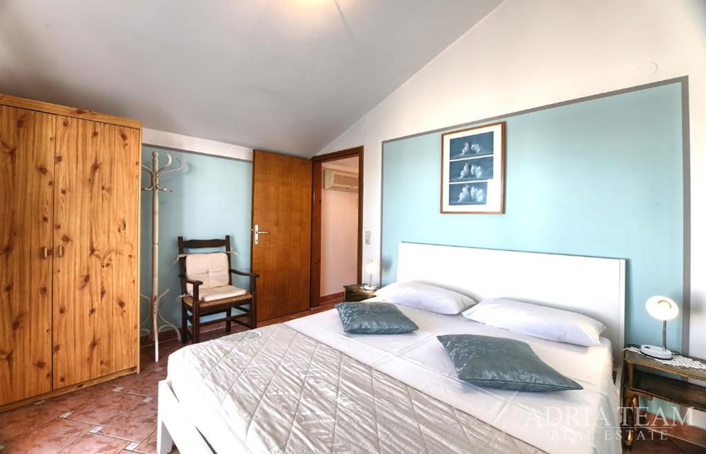 KUĆA S 3 STAMBENE JEDINICE – NEVIĐANE, OTOK PAŠMAN