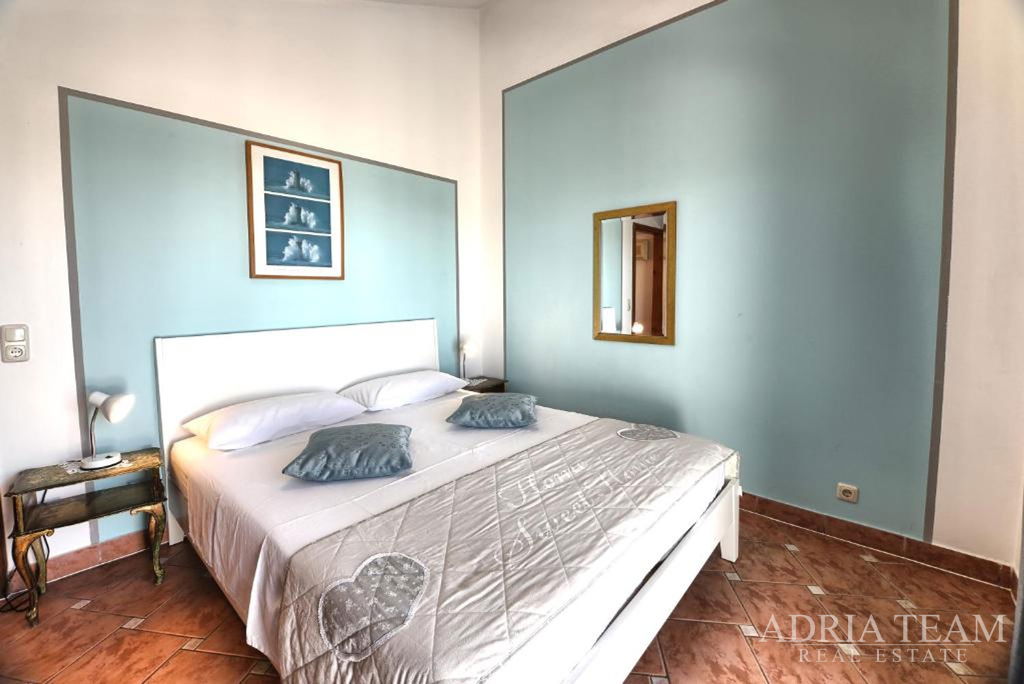 KUĆA S 3 STAMBENE JEDINICE – NEVIĐANE, OTOK PAŠMAN