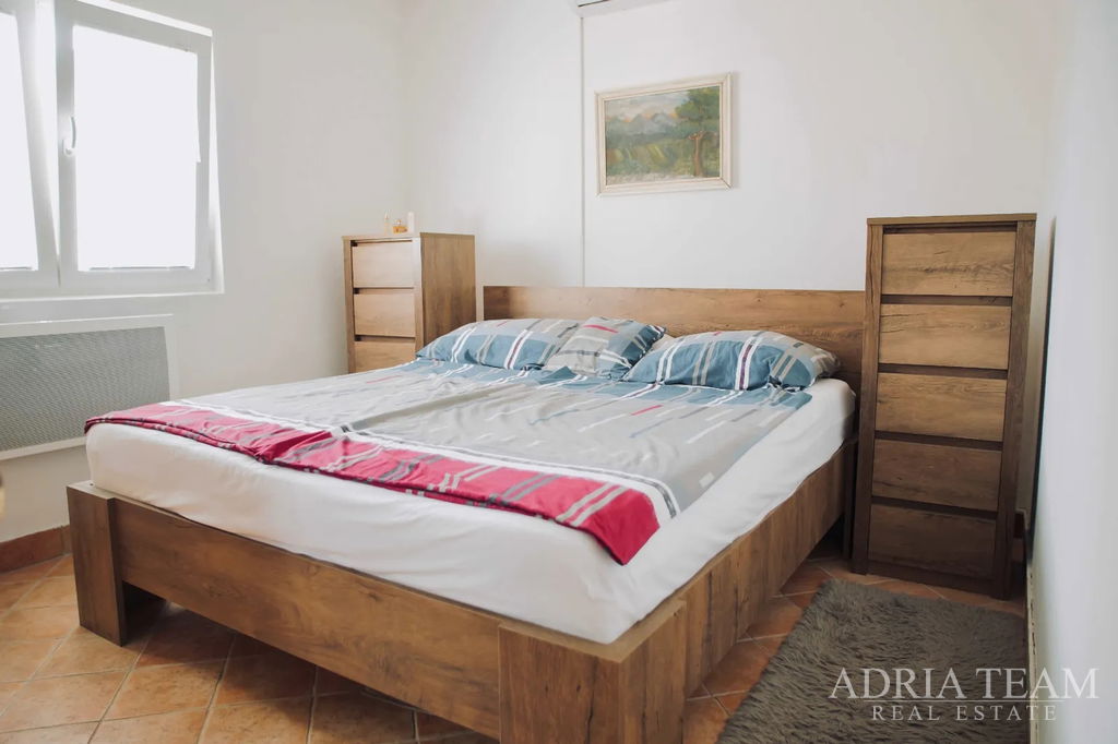 PREUREĐENA KUĆA S POGLEDOM NA MORE I 4 STAMBENE JEDINICE - VIR