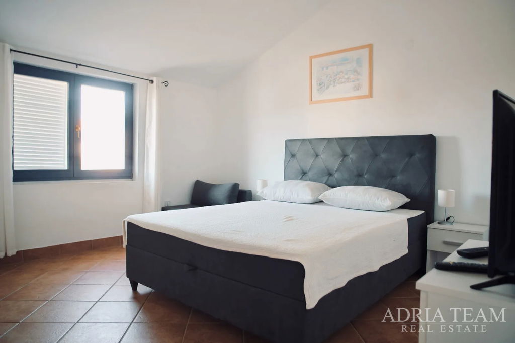 PREUREĐENA KUĆA S POGLEDOM NA MORE I 4 STAMBENE JEDINICE - VIR