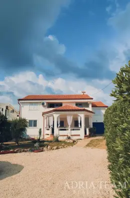 PREUREĐENA KUĆA S POGLEDOM NA MORE I 4 STAMBENE JEDINICE - VIR nekretnina za prodaju