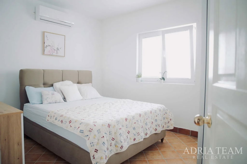 PREUREĐENA KUĆA S POGLEDOM NA MORE I 4 STAMBENE JEDINICE - VIR