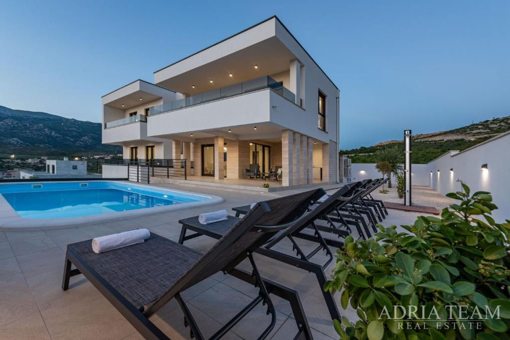 NOVOIZGRAĐENA VILA S POGLEDOM NA MORE, PLANINE I ŠUMU - ROVANJSKA