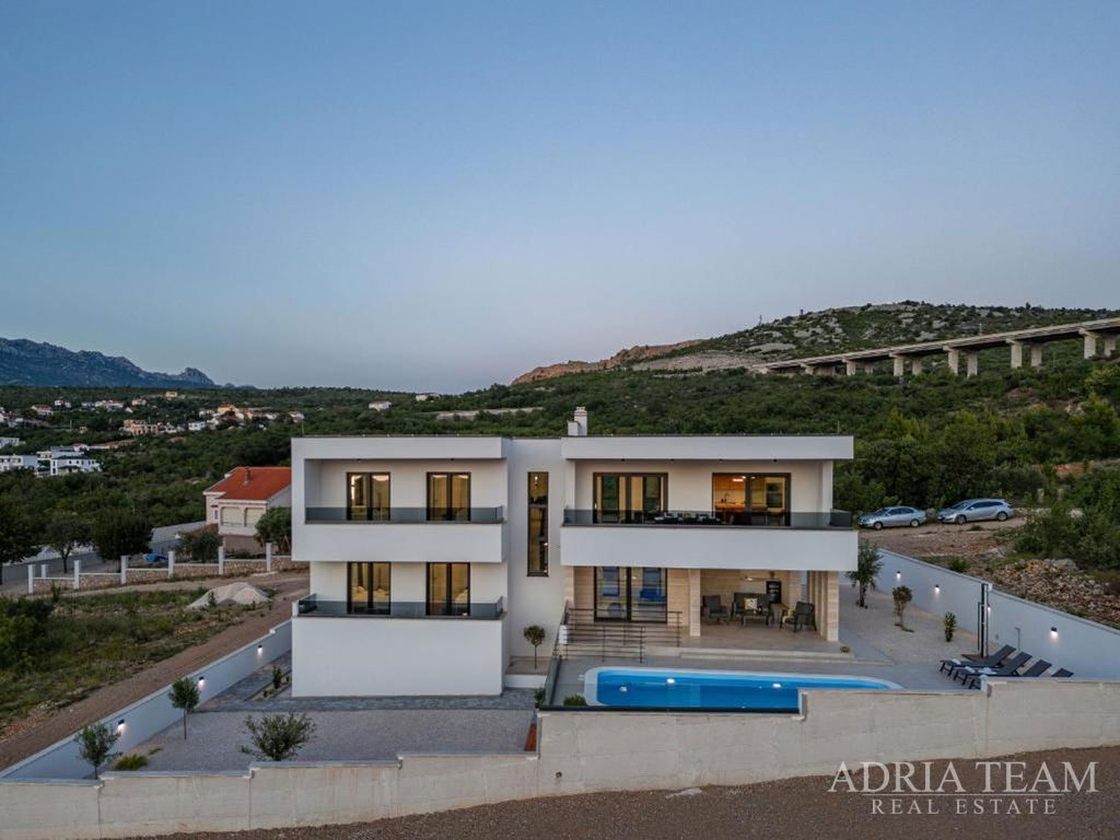 NOVOIZGRAĐENA VILA S POGLEDOM NA MORE, PLANINE I ŠUMU - ROVANJSKA