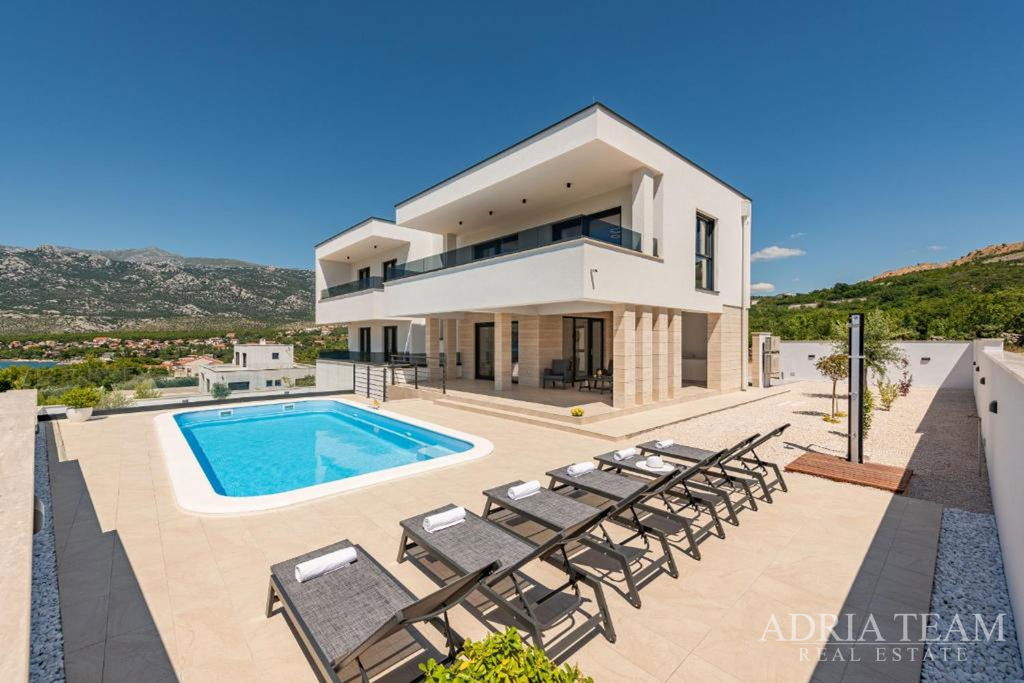 NOVOIZGRAĐENA VILA S POGLEDOM NA MORE, PLANINE I ŠUMU - ROVANJSKA