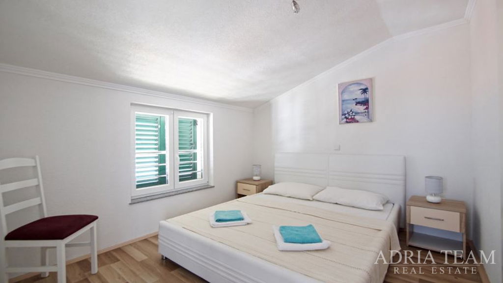 APARTMANSKA KUĆA S DEVET STAMBENIH JEDINICA, 2. RED DO MORA - PAG