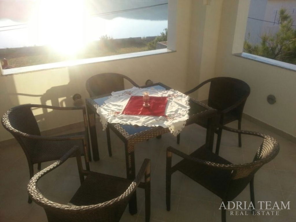 APARTMANSKA KUĆA S DEVET STAMBENIH JEDINICA, 2. RED DO MORA - PAG