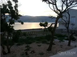 APARTMANSKA KUĆA S DEVET STAMBENIH JEDINICA, 2. RED DO MORA - PAG nekretnina za prodaju