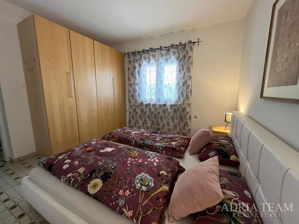 PREUREĐENA APARTMANSKA KUĆA 200 m OD MORA, GARAŽA I VRT - GORNJI KARIN