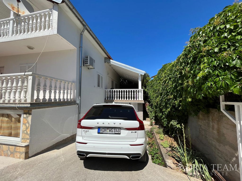 PREUREĐENA APARTMANSKA KUĆA 200 m OD MORA, GARAŽA I VRT - GORNJI KARIN