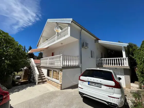 PREUREĐENA APARTMANSKA KUĆA 200 m OD MORA, GARAŽA I VRT - GORNJI KARIN nekretnina za prodaju