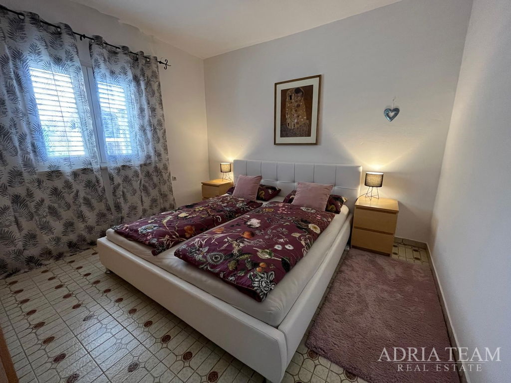 PREUREĐENA APARTMANSKA KUĆA 200 m OD MORA, GARAŽA I VRT - GORNJI KARIN